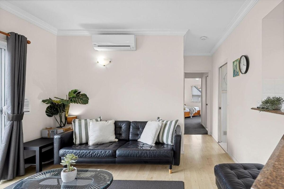 Stylish Coastal Retreat In The Heart Of Broadbeach Apartment