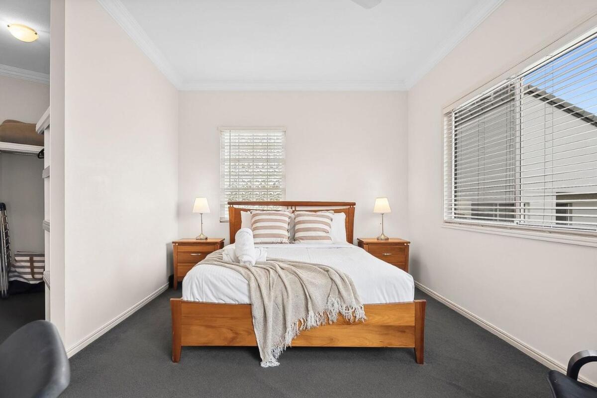 Stylish Coastal Retreat In The Heart Of Broadbeach Apartment Gold Coast