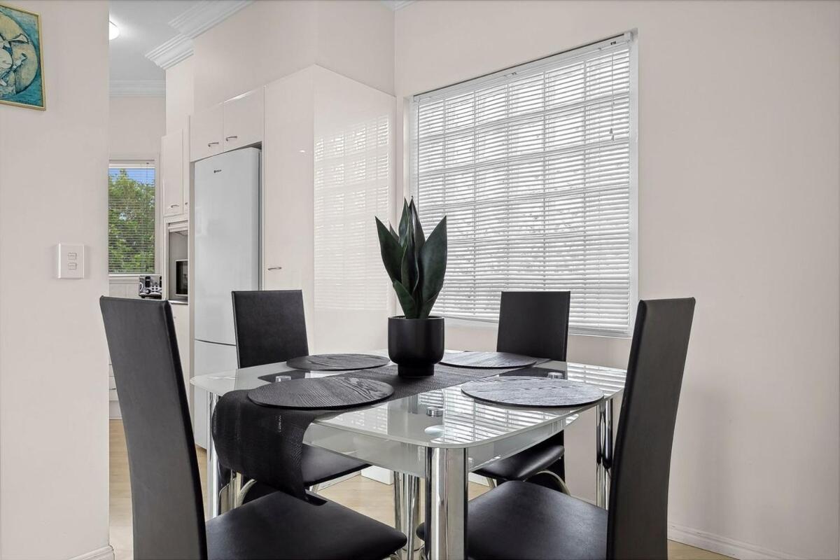 Stylish Coastal Retreat In The Heart Of Broadbeach Apartment *